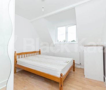 Top floor one double bedroom flat conveniently located close to tra... - Photo 3