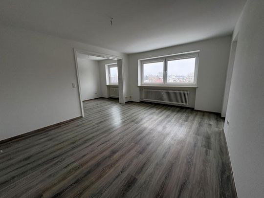 Renovierte 3-ZKB-Wohnung im Hochhaus im Europaviertel zu vermieten! - Photo 1