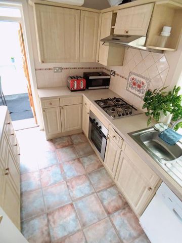 1 bedroom in a house share to rent - Photo 2