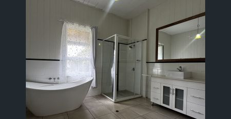 Charming 3-bedroom renovated cottage in Newtown! - Photo 3