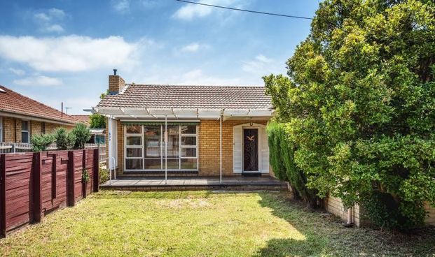 SPACIOUS THREE BEDROOM HOUSE - Photo 1