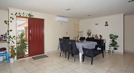 Brick tile 4 bedrooms 2 bathrooms heaps parking available - Photo 5