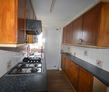 Grantham Garden, Marks Gate - Photo 5