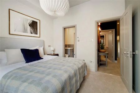 2 bedroom flat in London - Photo 4