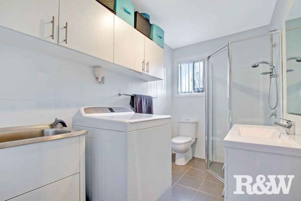 THREE BEDROOM GRANNY FLAT! - Photo 1