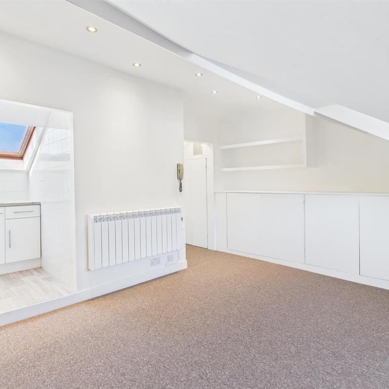 Studio to rent - Photo 1