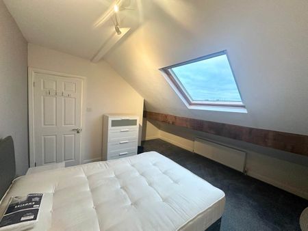 Rosemont Walk (room 4), Bramley, Leeds - Photo 3