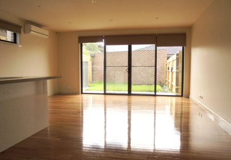 GORGEOUS FAMILY TOWNHOUSE WITH GARDEN MAINTENANCE INCLUDED ! - Photo 5