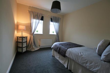 4 bedroom detached house to rent - Photo 2