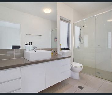 Vibrant 2 bedroom townhouse! - Photo 5