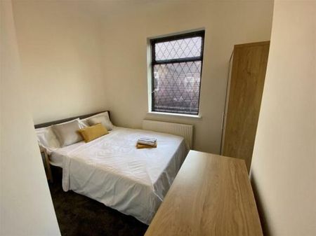 5 bedroom semi-detached house to rent - Photo 4