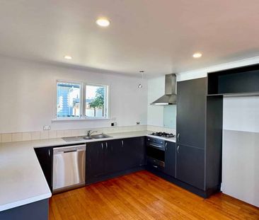 Renovated four bedroom family home in Forrest Hill - Photo 2