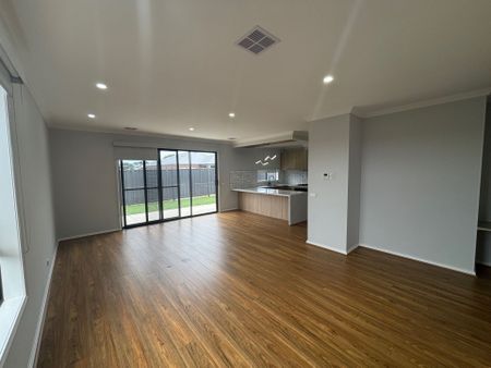 Lush Family Home In Sought After Location - Photo 3