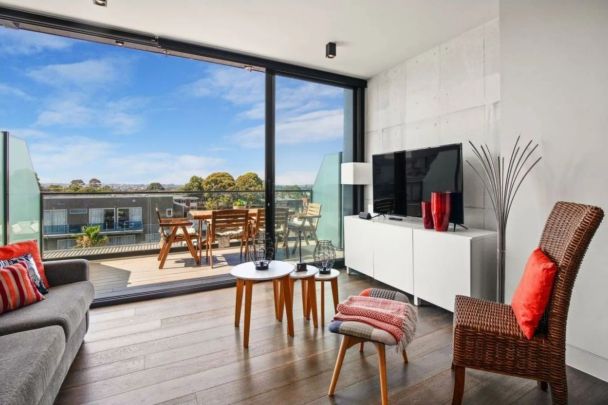 IMPRESSIVE INDUSTRIAL APARTMENT DIRECTLY OPPOSITE ALBERT PARK LAKE! + Furnished - Photo 1