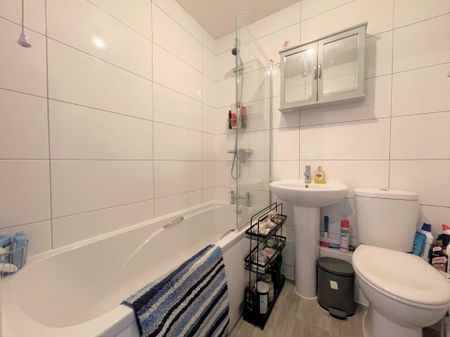 2 bedroom house to rent Wordsworth Mead, RH1 - Photo 5