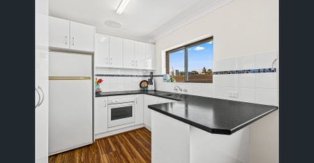 Prime Location - 2 bedroom unit with single lock up garage - Photo 3