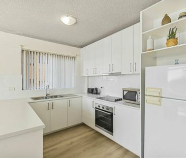 2 Bedroom unit in the heart of The Entrance - Photo 5