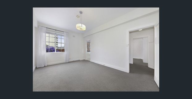 Attractive light-filled Art Deco apartment - Photo 1