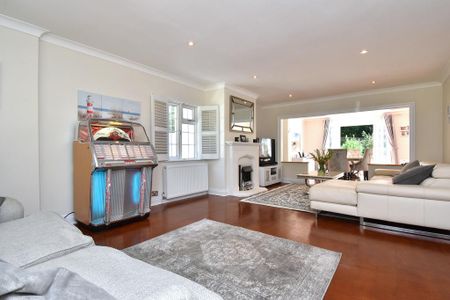 6 bedroom detached house to rent - Photo 2