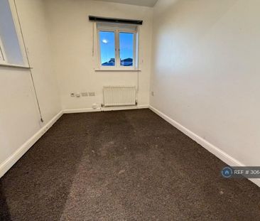 3 bedroom flat to rent - Photo 4