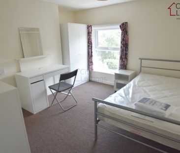4 Bedroom Mid Terraced House - Photo 3