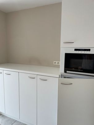 ruim instapklaar twee slaapkamer appartement met groot terras & gelijkvloerse garage - Foto 1