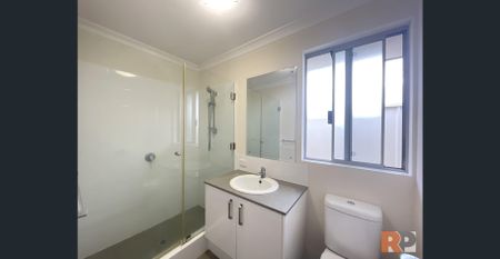 Spacious 3-Bedroom Home with Modern Kitchen & Outdoor Living - Photo 3