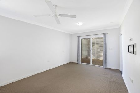 Gorgeous two bedroom flat - walking distance to the beach - Photo 3