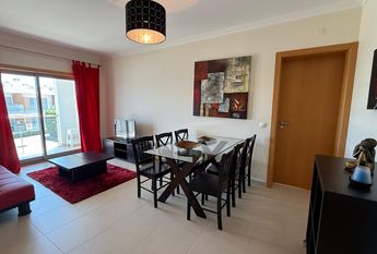 Apartamento T2 bem localizado em condomínio com piscina e garagem privada.