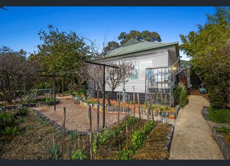 Classic Weatherboard Charm, close to all amenities - Photo 2