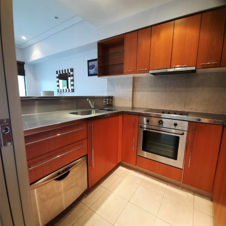 Cosy Viaduct Apartment with Carpark - Photo 2