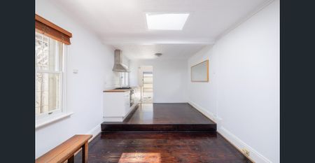 Sunlit terrace living in a premier village pocket - Photo 3