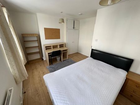 3 bedroom flat to rent - Photo 5