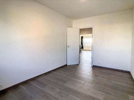 Gerenoveerd appartement met 2 slaapkamers en terras en garagebox - bewoonbare oppervlakte 78 m² - Photo 2