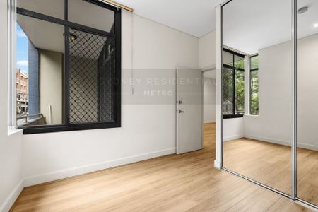 Charming 1-Bedroom Apartment with Brand New Floorboards in Prime Location - Photo 4