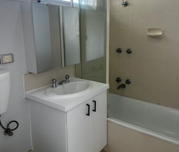 Top-floor living with parking - Photo 2