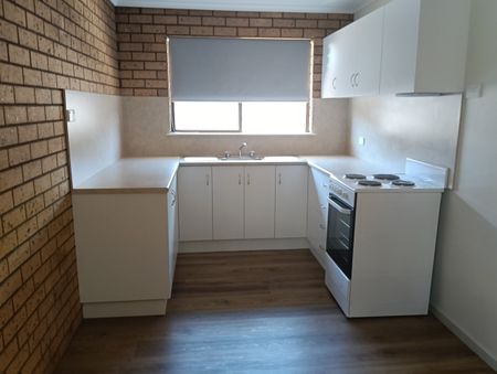 Neat 2 Bedroom Unit - Photo 4