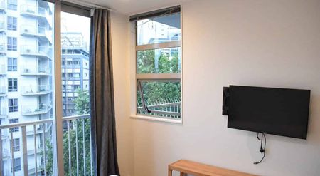 Three bedroom Central Apt w/ Balcony - Photo 4