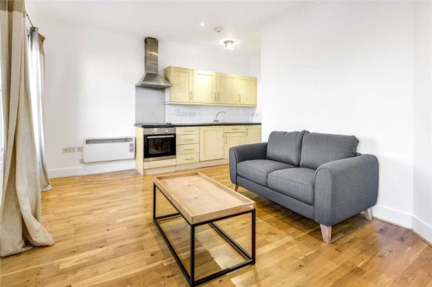 A good size, one bedroom flat ideally located on Wandsworth Road. - Photo 1