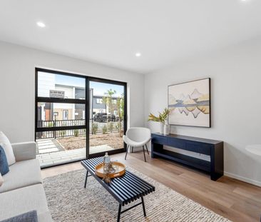 Modern and Convenient living in Glen Eden / Oratia - Photo 3