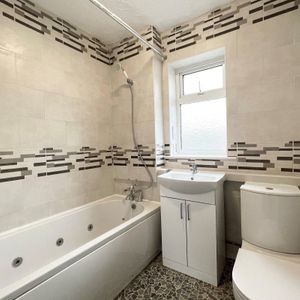 High Street - Photo 3