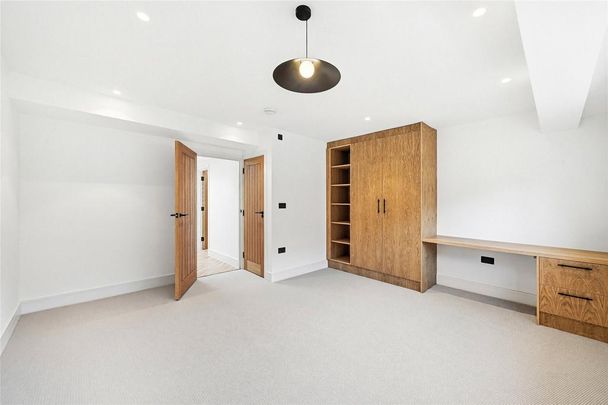 3 bedroom mews to rent - Photo 1