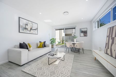 4-Bedroom Townhouse in Miranda - Photo 3