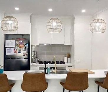 MODERN TOWNHOUSE – STYLISH & LOW-MAINTENANCE LIVING! - Photo 1