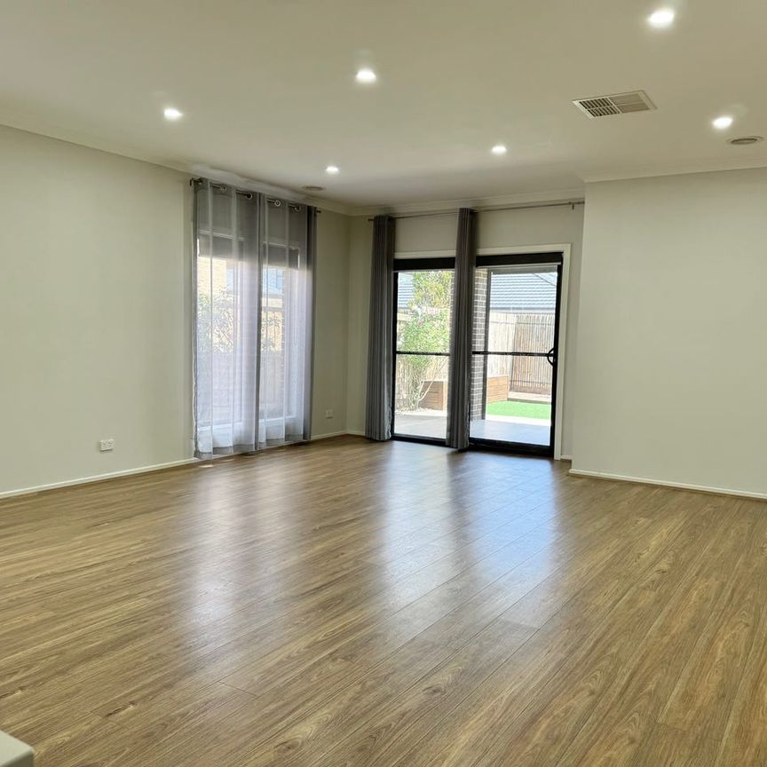 For Lease - Stylish Family Home with Space, Comfort & Convenience - Photo 1