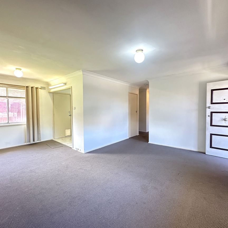 Neat 3 Bedroom House in a great location - Photo 1