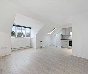 Spacious and well-designed second-floor apartment with an open-plan... - Photo 2