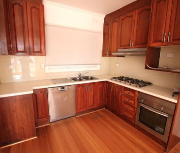 Beautifully Presented Family Home in a Prime Location! - Photo 5