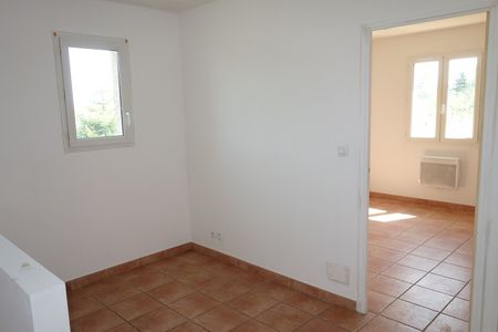 Location - Villa T6 de 136 m² avec jardin clos, terrasse et garage - Photo 5