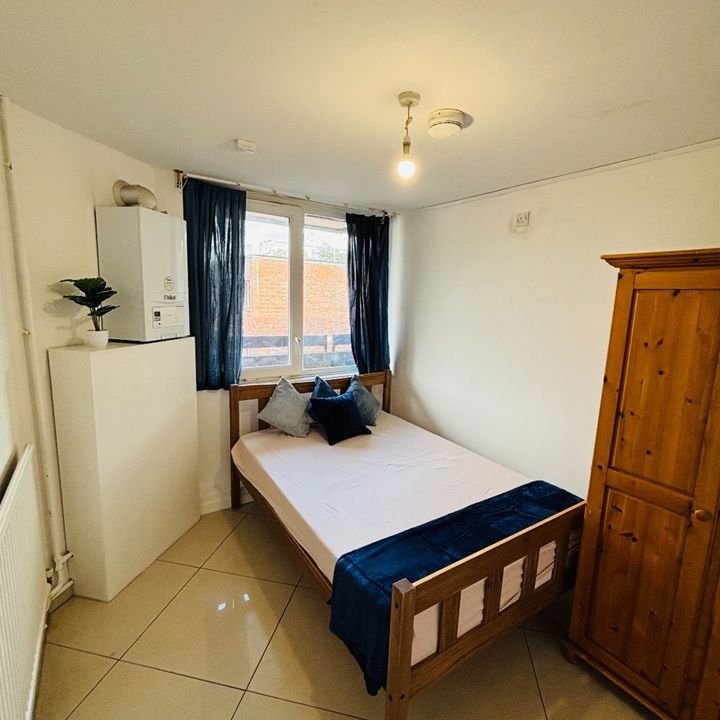 Room in a Shared Flat, London, SW8 - Photo 1